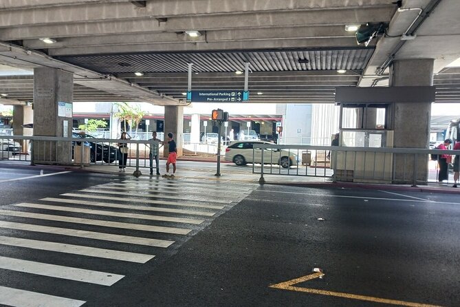 Airport Shuttle - HNL Airport to Waikiki - The ride itself: helpful drivers and shared stops