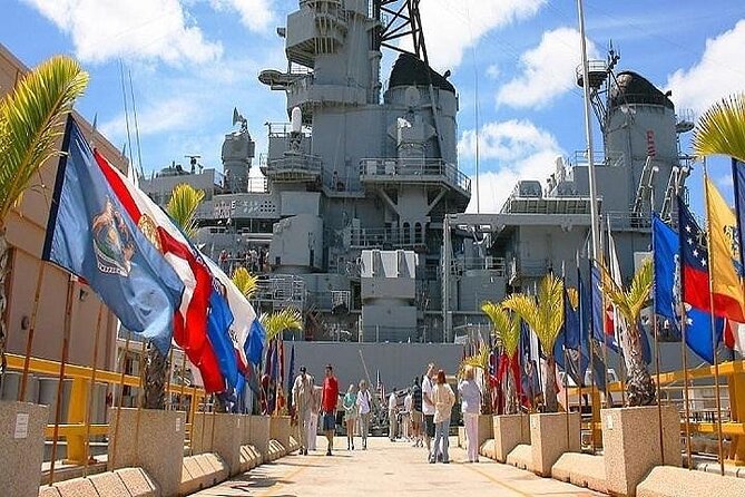 Battleships of WWII at Pearl Harbor from Waikiki - A full day that connects 1941 and 1945