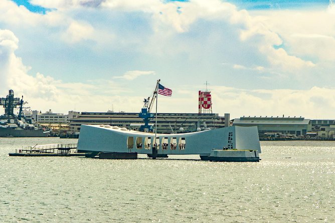 Best of Oahu: Pearl Harbor & Oahu Circle Island Tour from Waikiki - Dole Plantation in a short half-hour