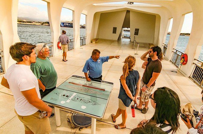 Best Of Pearl Harbor: USS Arizona Memorial & Historic Honolulu - A ten-minute stop at the King Kamehameha Statue