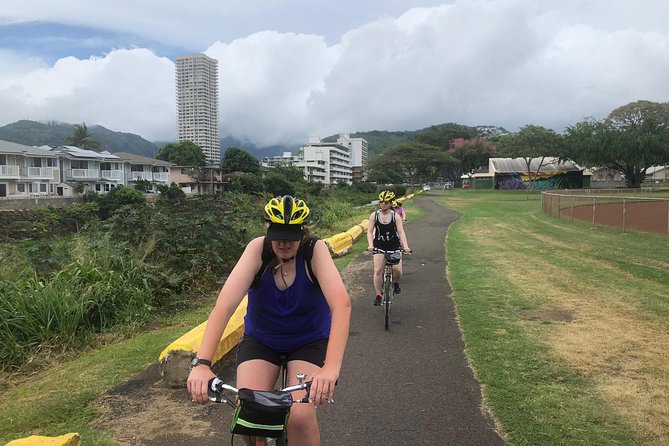 Hawaiian Food Tour by Bike in Oahu - Meeting at Kuhio Beach and Getting Set Up