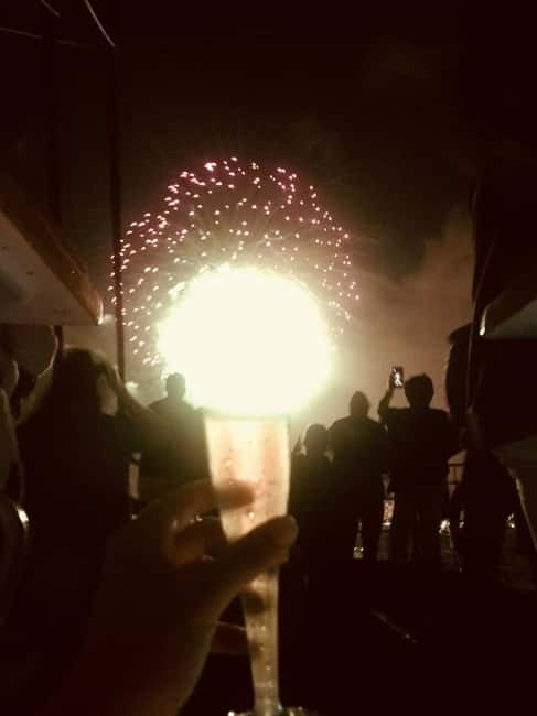 Honolulu: 1-Hour Friday Night Fireworks Cruise with Drinks - Starting at Kewalo Basin Harbor