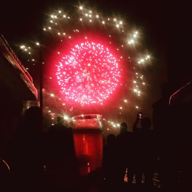 Honolulu: 1-Hour Friday Night Fireworks Cruise with Drinks - Drinks, music, and the party-boat mood