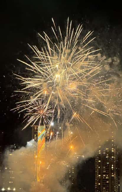 Honolulu: 1-Hour Friday Night Fireworks Cruise with Drinks - Seeing Ala Moana and Waikiki from the water