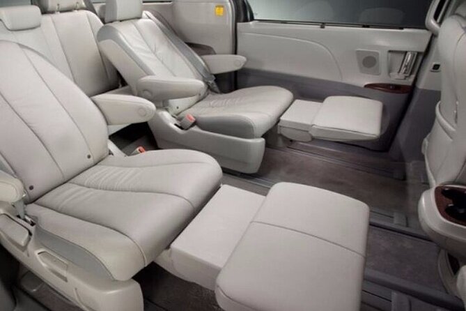 Honolulu Airport & Ko Olina Hotels Private Transfer by Minivan (up to 5 people) - What the arrival handoff feels like