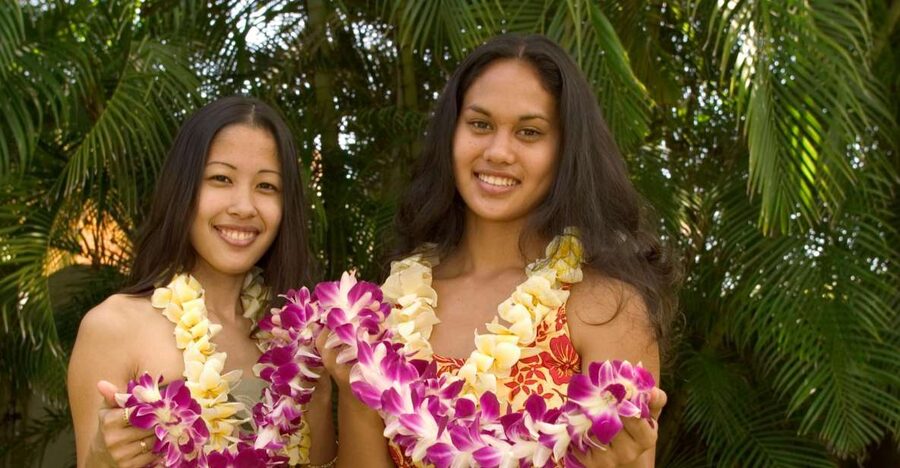Honolulu Honeymoon Airport Lei Greeting - Finding your greeter at HNL