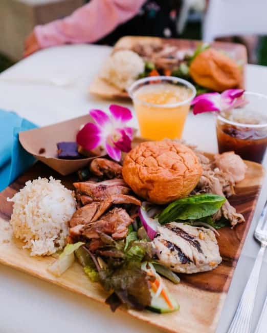 Honolulu: Ka Moana Luau Dinner and Show with Transportation - An oceanfront luau with something to do before dinner