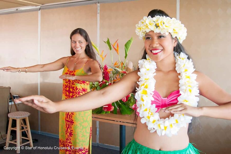Honolulu: Pacific Star Sunset Buffet and Show - A sunset cruise with dinner built around the view