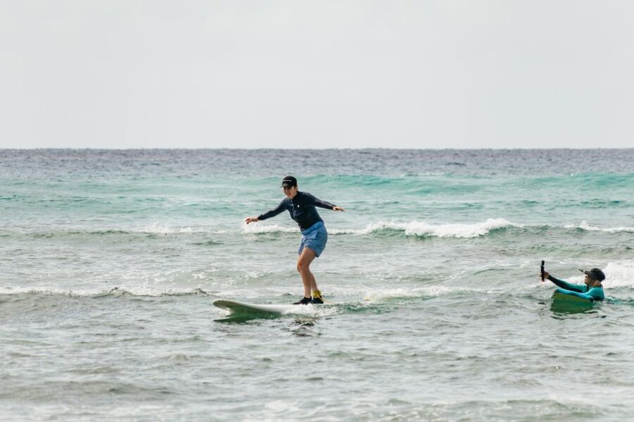 Oahu: Beginner-Friendly Waikiki Beach Surfing Lesson - Why Waikiki is a smart place to learn surfing