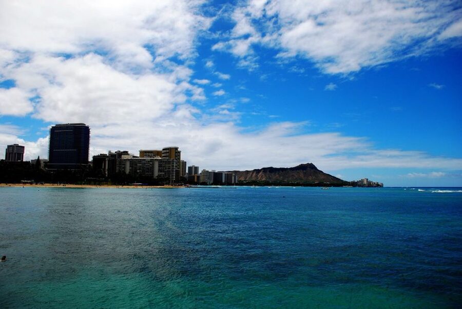 Oahu Boat Cruise to Diamond Head - Reading the coast from the water