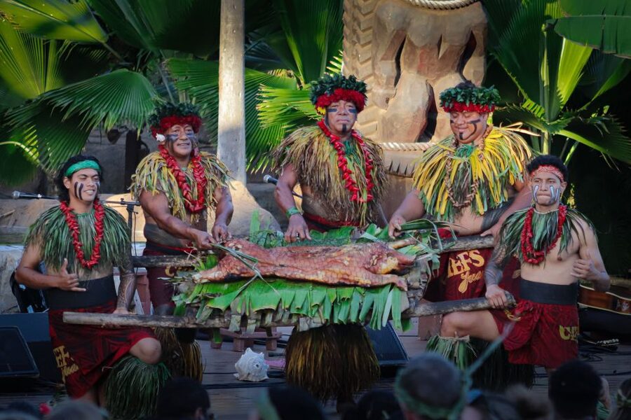 Oahu: Chief's Luau Dinner Show - A hands-on start with Chief Sielu’s crew