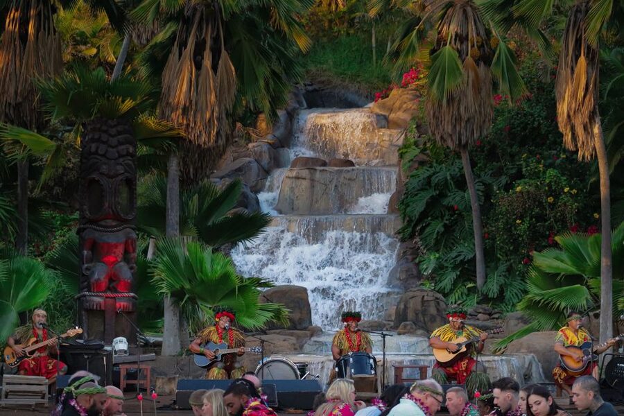Oahu: Chief's Luau Dinner Show - The lei greeting and the sense of occasion