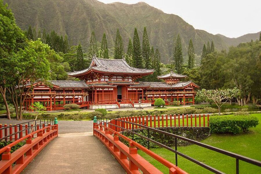 Oahu: Circle Island Top Sights Full-Day Tour w/ Local Guide - Byodo-In Temple brings a quiet pause