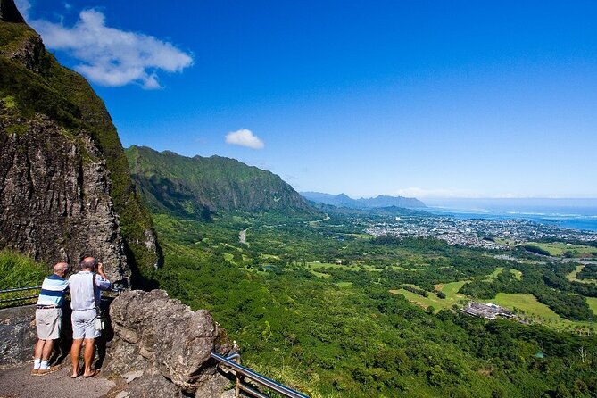 Oahu Circle Island Tour with Waimea Waterfall - Fruit, lunch, and the North Shore