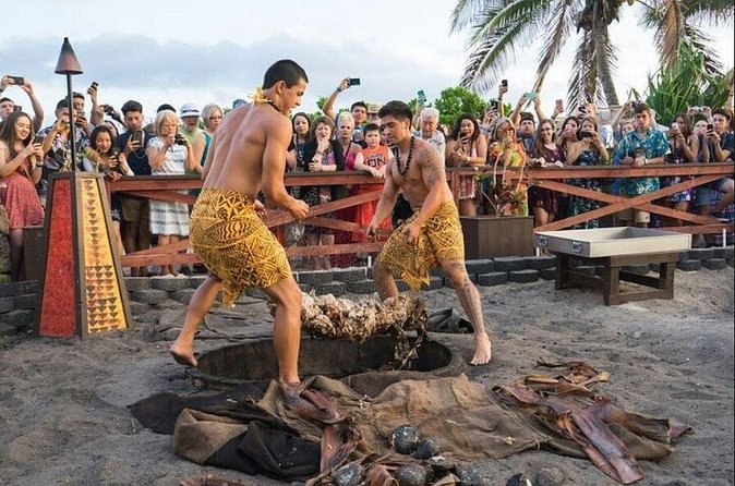 Oahu: Germaine's Luau - Polynesian dancing is the main event