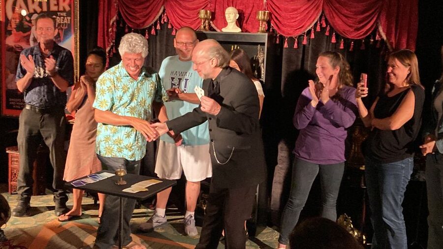 Oahu: Hilton Waikiki Beach Hotel Magical Mystery Show - A useful two-hour evening plan