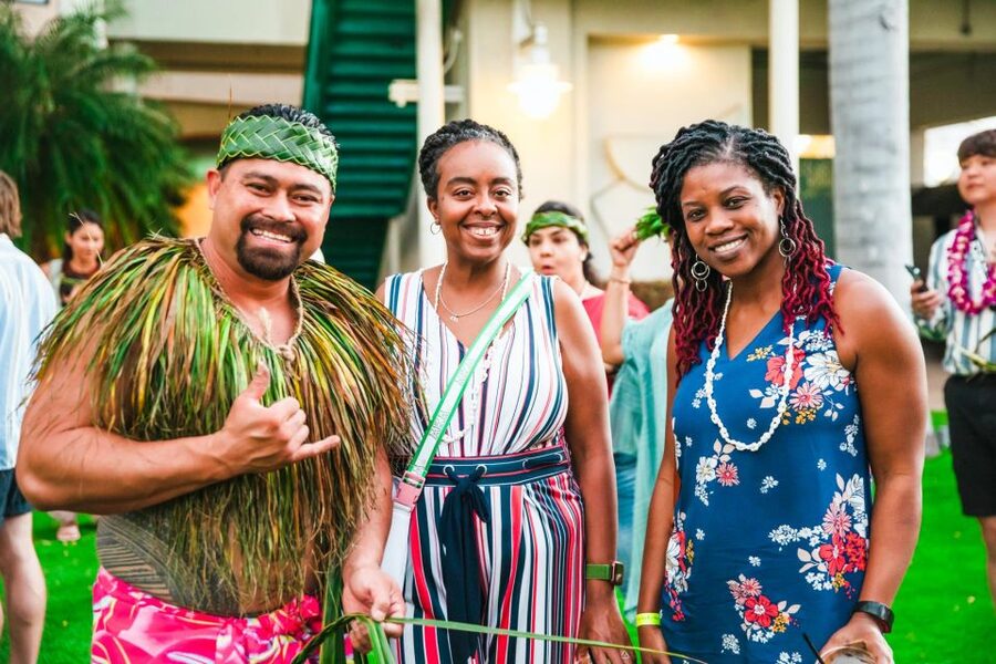 Oahu: Ka Moana Luau Dinner and Show at Aloha Tower - Drinks, parking, and practical costs