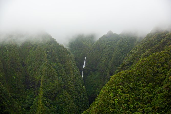 Oahu: Magnum PI Hughes 500 4-Passenger Doors-Off Helicopters - Hearing the pilot and handling the wind