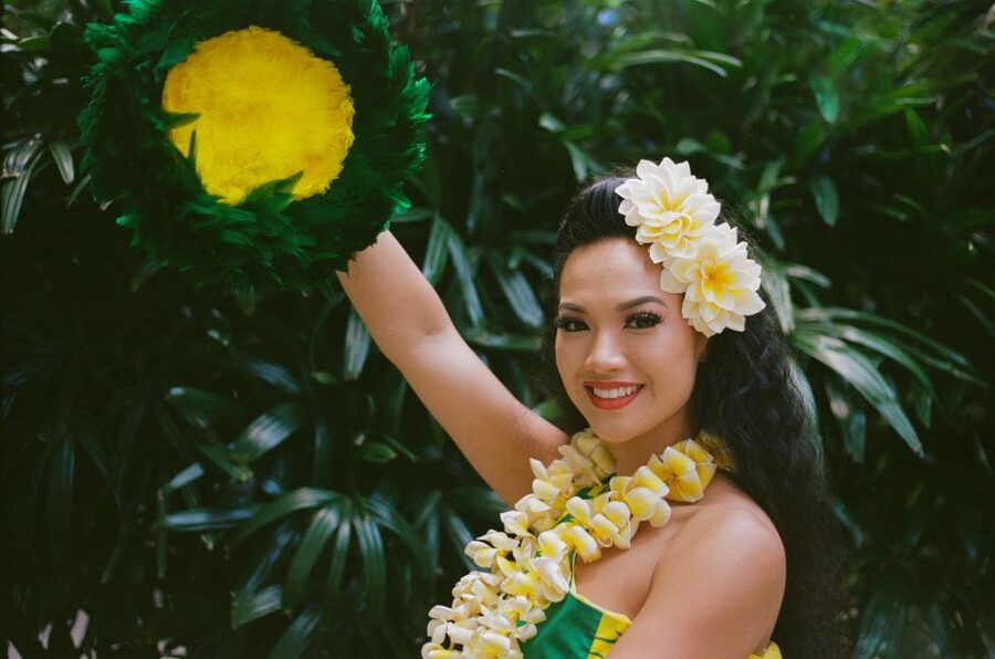 Oahu: Pa'ina Luau Waikiki at Waikiki Beach Marriott Resort - A Waikiki luau that starts with a lei and a mai tai