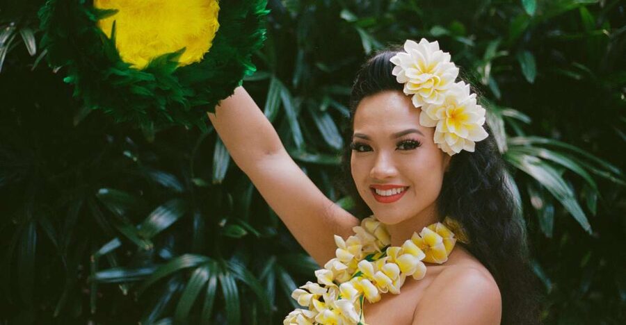 Oahu: Pa'ina Luau Waikiki at Waikiki Beach Marriott Resort - Lei making, flower bracelets, and temporary Polynesian tattoos
