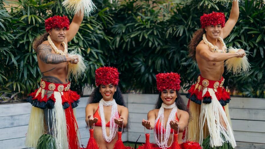 Oahu: Pa'ina Luau Waikiki at Waikiki Beach Marriott Resort - Meeting the cast after the performance