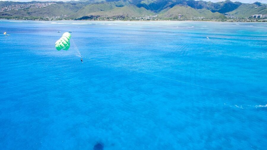 Oahu: Parasail on Maunalua Bay with Diamond Head Views - The safety briefing and boat transfer