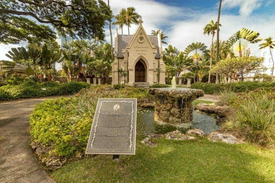 Oahu: Pearl Harbor Battleship Tour - Seeing Honolulu from Punchbowl