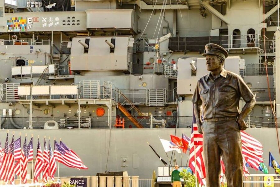 Oahu: Pearl Harbor Battleship Tour - Downtown Honolulu and the King Kamehameha Statue
