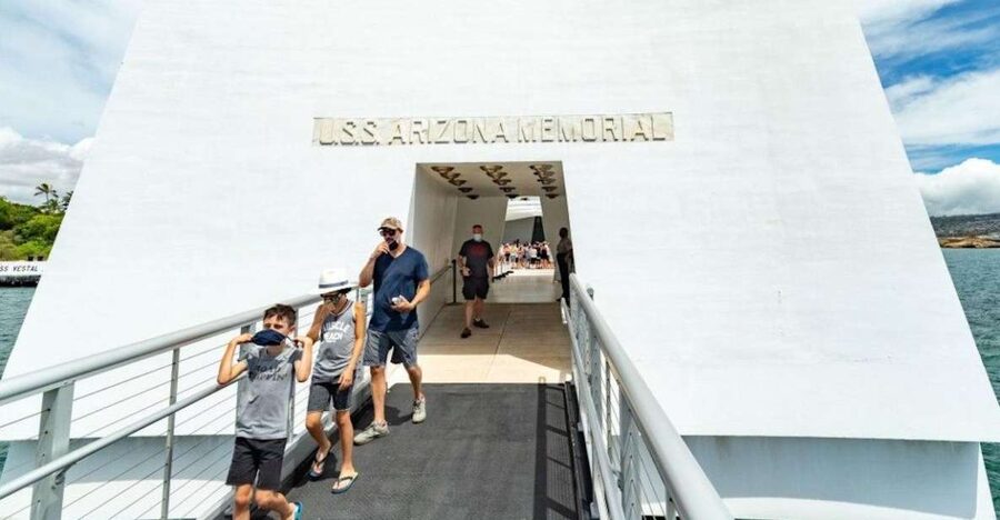 Oahu: Pearl Harbor Battleships Group Tour - The Pearl Harbor Visitor Center and museums