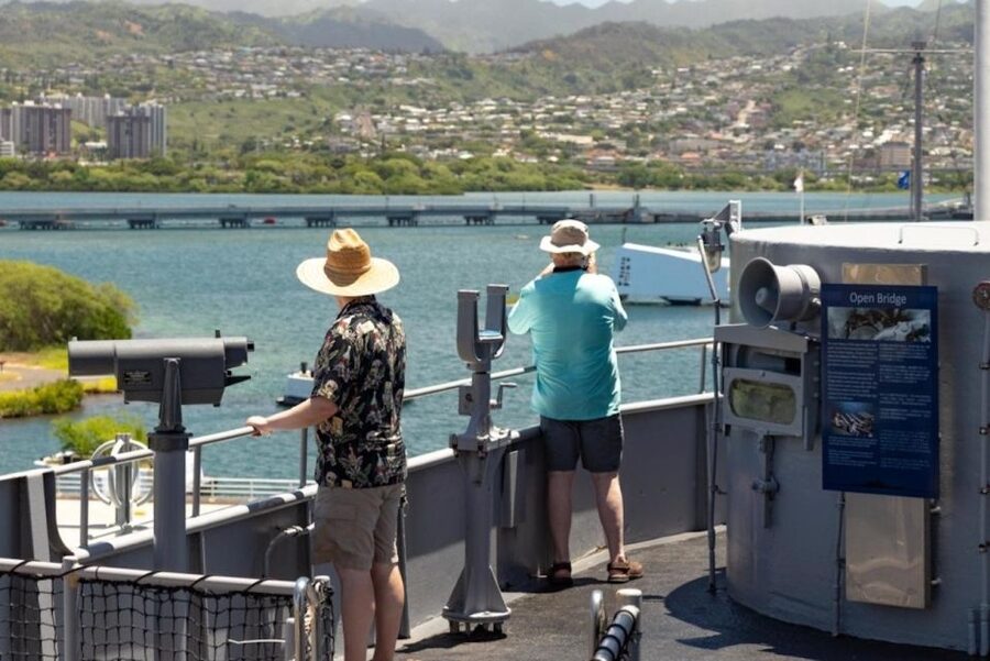 Oahu: Pearl Harbor Battleships Group Tour - Taking the boat to the USS Arizona Memorial