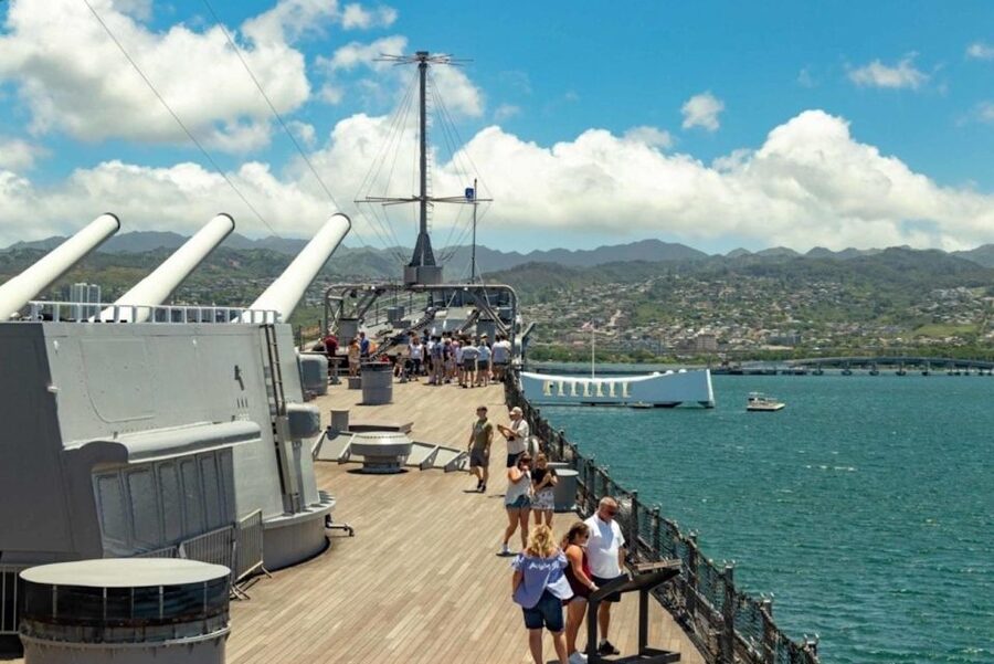 Oahu: Pearl Harbor Battleships Group Tour - Starting early from Waikiki