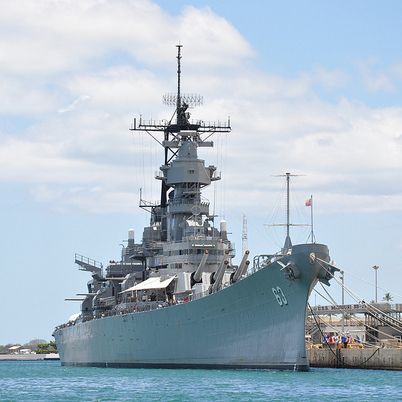 Oahu: Pearl Harbor Heroes Deluxe Experience - The Pearl Harbor Visitor Center sets the tone
