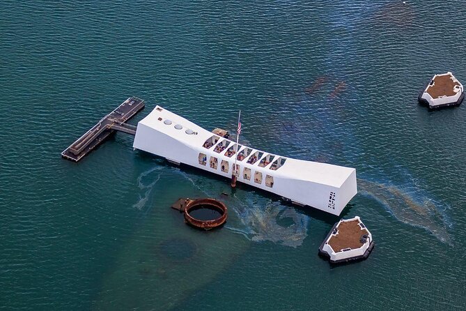 Oahu: Pearl Harbor USS Arizona Memorial - Pearl Harbor visitor center: films and exhibit galleries