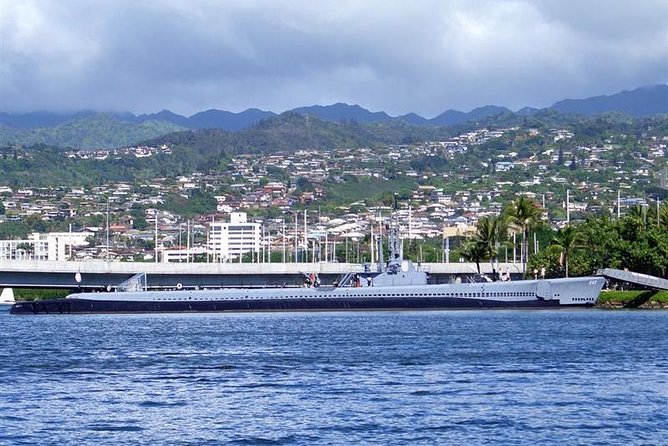 Oahu: Pearl Harbor USS Arizona Memorial - The Pacific Historic Parks shop and free time