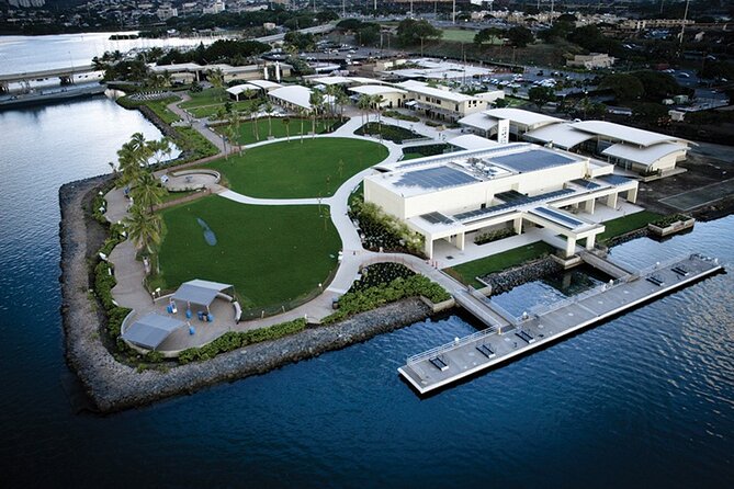 Oahu: Pearl Harbor USS Arizona Memorial - Downtown Honolulu landmarks from the coach