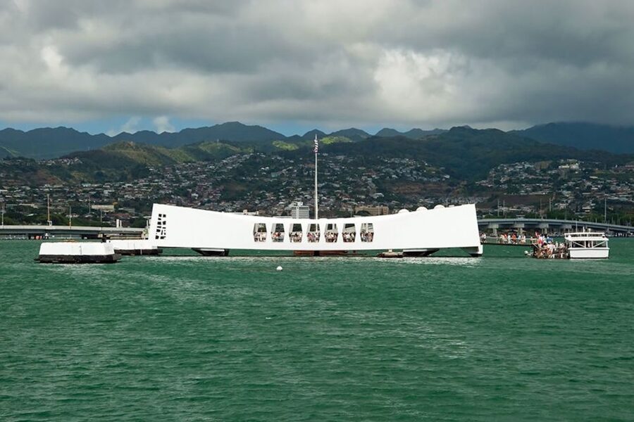 Oahu: Premium Missouri, Arizona & Top of the Tower Tour - Lunch at Restaurant 604