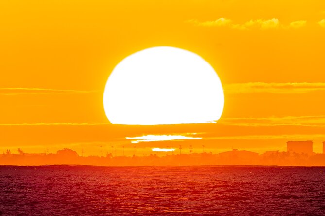 Oahu's Waikiki Coast: Moana’s Sunset Cocktail Sail - Drinks, service, and the mood onboard