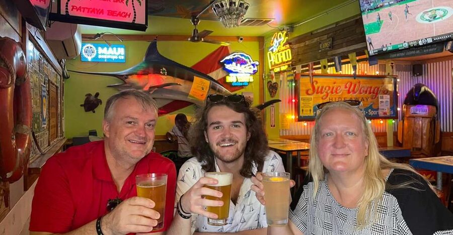 Oahu: Sips & Secrets of Hawaii Pub Crawl - The social side: easygoing, but not quiet