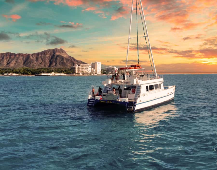 Oahu: Sunset Sail Cruise in Waikiki - Sunset views and the right seat for photos