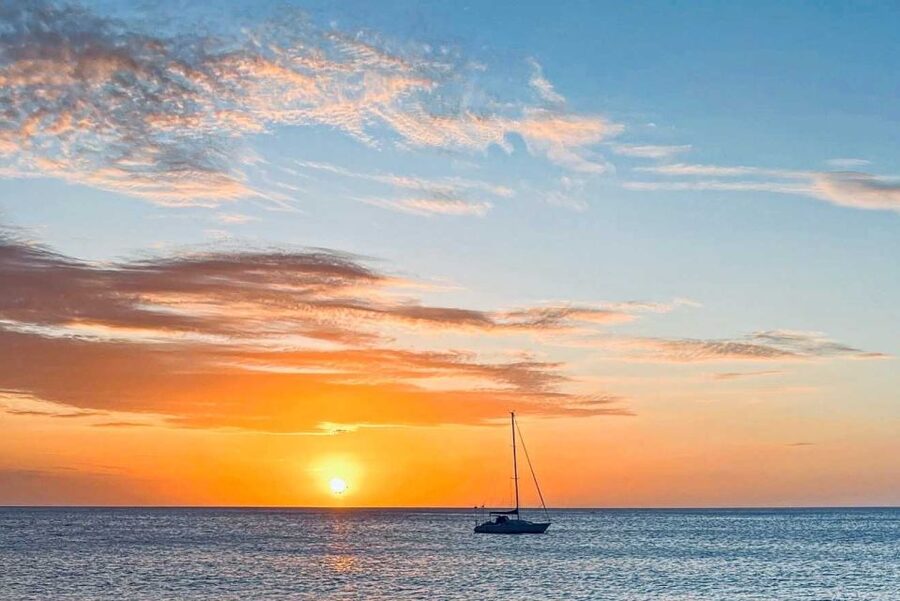 Oahu: Sunset sailing in small intimate groups - Golden hour on The Universe