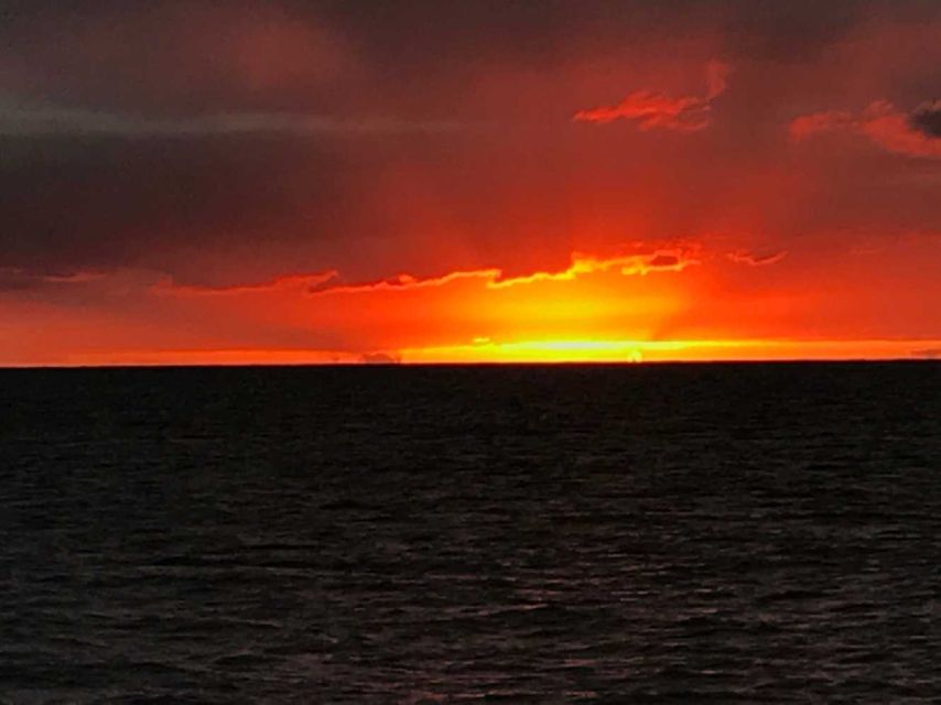 Oahu: Sunset sailing in small intimate groups - Food, drinks, and the no-glass rule