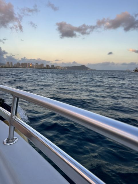 Oahu: Waikiki Fireworks Boat Cruise from Oahu - Choosing between the upper deck and lower cabin