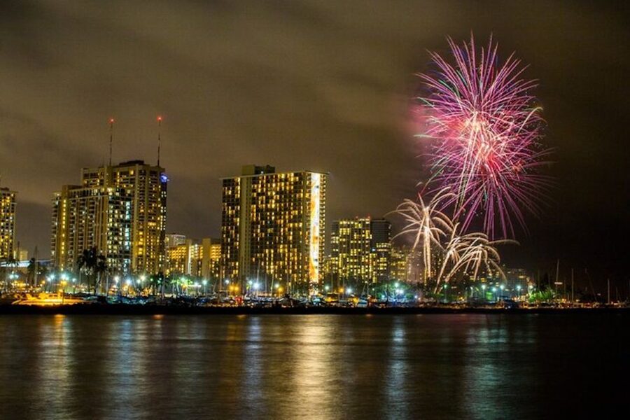 Oahu: Waikiki Friday Night Fireworks Catamaran (Wahine Koa) - What the two-hour evening actually offers
