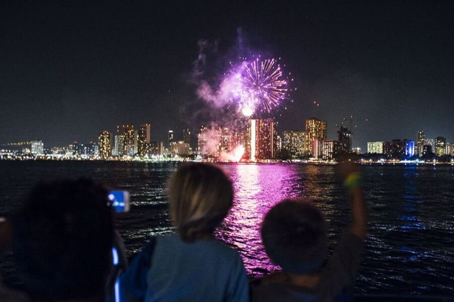 Oahu: Waikiki Friday Night Fireworks Cruise - The glass-bottom view is more than a marketing extra