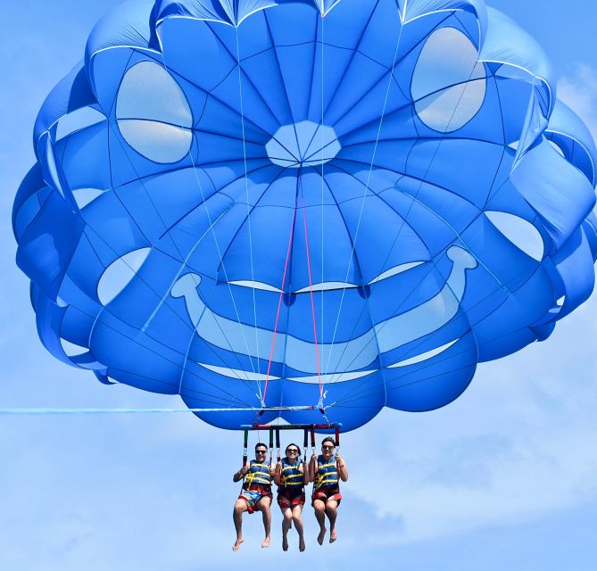 Oahu: Waikiki Parasailing - Taking off from Waikiki Beach