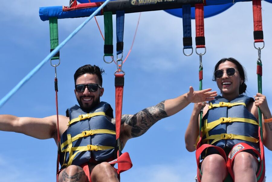 Oahu: Waikiki Parasailing - Safety, equipment, and the crew