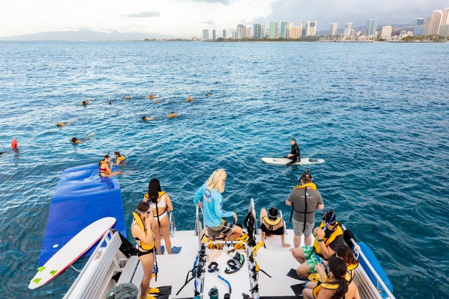 Oahu: Waikiki Turtle Canyons Cruise and Snorkel Excursion - A short boat ride from Waikiki to Turtle Canyons