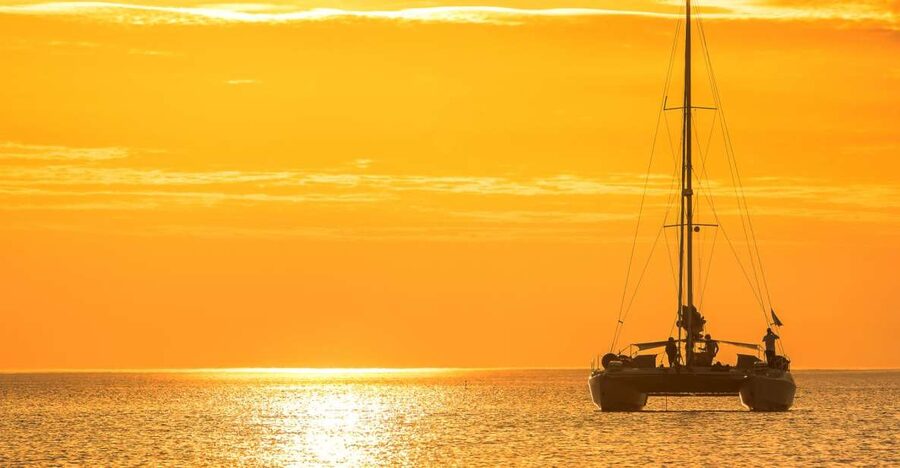 Oahu: West Oahu Sunset Cruise with Cocktails and Appetizers - Settling aboard the catamaran