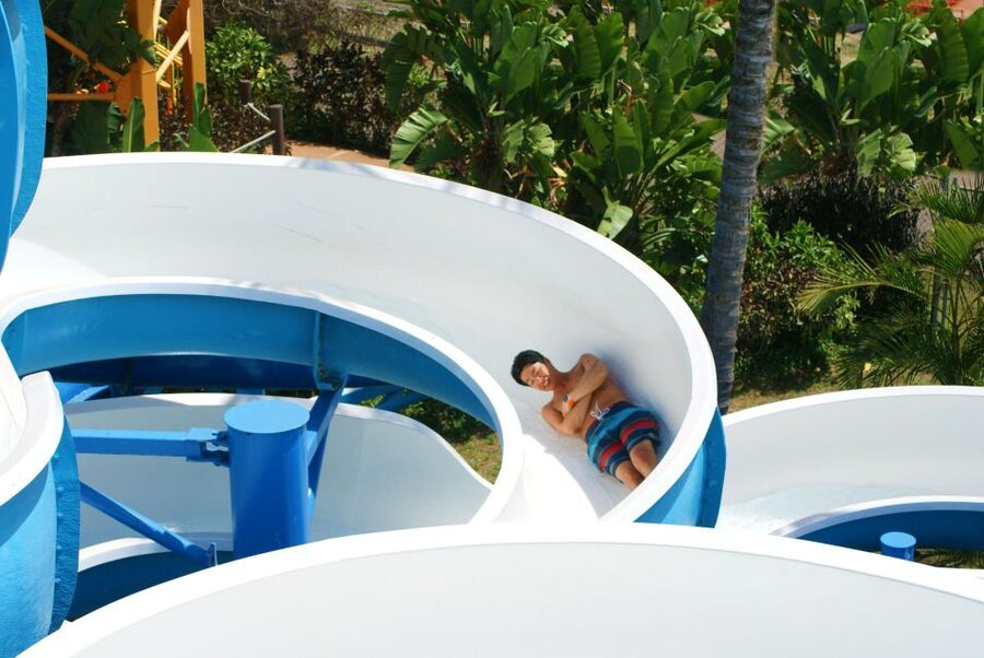 Oahu: Wet 'n' Wild Waterpark Ticket with Waikiki Transfer - Lil Kahuna Beach for Younger Children