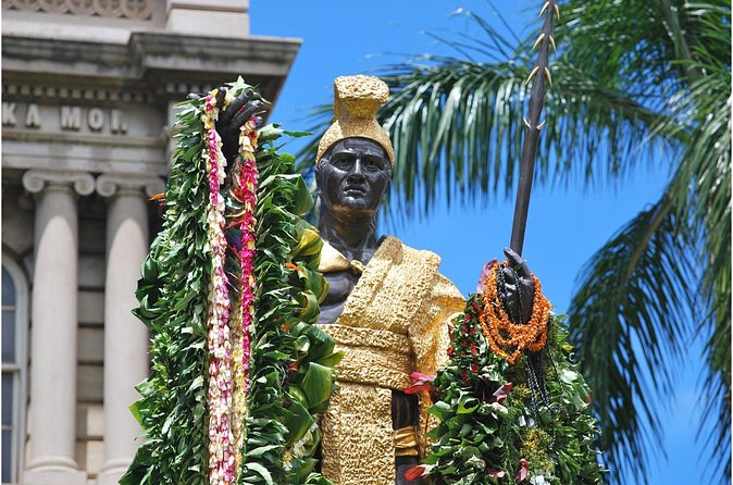 Premier Pearl Harbor and Hawaii Kingdom History Tour - The King Kamehameha Statue adds a short Honolulu landmark stop